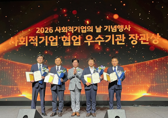 ‘2026 사회적기업 협업 우수기관’ 장관상 수상 단체사진(맨오른쪽이 남동발전 이상명 상생협력부장). 남동발전 제공