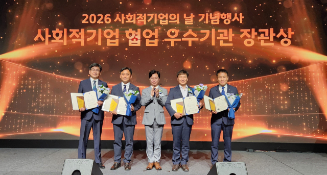 한국전기안전공사는 지난 1일 서울 삼성동 섬유센터에서 열린 ‘2026 사회적기업의 날 기념식’에서 사회적기업 협업 우수기관으로 선정돼 고용노동부장관 단체상을 수상했다(가운데 김영훈 고용부 장관, 오른쪽 두 번째 신건일 전기안전공사 부사장). 전기안전공사 제공