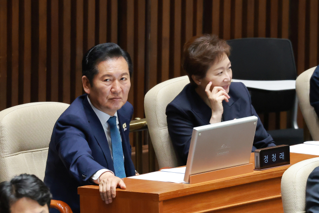 지난달 18일 국회에서 열린 6월 임시국회 3차 본회의에 더불어민주당 정청래 대표와 이언주 의원이 참석해 있다. 연합뉴스