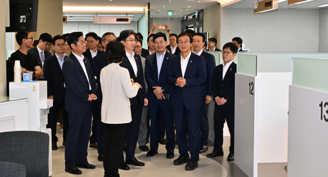 금융위원회와 부산시, 서민금융진흥원, 신용회복위원회, BNK부산은행은 3일 오전 부산 중구 부산데파트 1층에 ‘부산 서민금융복합지원센터’를 개소하고 본격 운영에 들어갔다. BNK금융그룹 제공