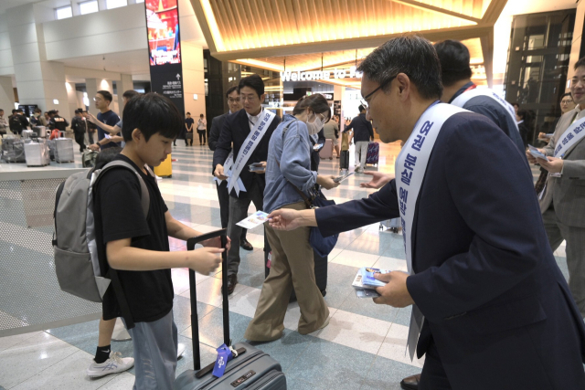 주후쿠오카대한민국총영사관은 3일 오전 10시께 일본 후쿠오카국제공항 국제선 입국장에서 여권 분실 예방 캠페인을 벌였다. 총영사관에 따르면 한국인 관광객은 2024년 250만 명에서 지난해 320만 명으로 증가했고, 여권 분실은 같은 기간 169건에서 369건으로 배 이상 늘었다. 손혜림 기자 hyerimsn@