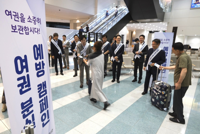 주후쿠오카대한민국총영사관은 3일 오전 10시께 일본 후쿠오카국제공항 국제선 입국장에서 여권 분실 예방 캠페인을 벌였다. 총영사관에 따르면 한국인 관광객은 2024년 250만 명에서 지난해 320만 명으로 증가했고, 여권 분실은 같은 기간 169건에서 369건으로 배 이상 늘었다. 손혜림 기자 hyerimsn@