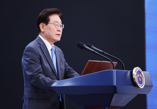 이재명 대통령이 3일 경남 진주시에서 열린 영남권 첨단산업 발전비전 국민보고회에서 축사를 하고 있다. 연합뉴스