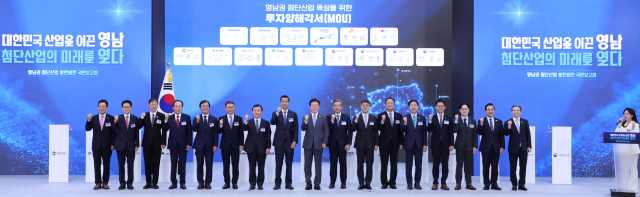 이재명 대통령, 영남권 첨단산업 발전비전 국민보고회 (진주=연합뉴스) 김도훈 기자 = 이재명 대통령이 3일 경남 진주시에서 열린 영남권 첨단산업 발전비전 국민보고회에서 투자협약식이 끝난 뒤 참석자들과 기념촬영을 하고 있다. 왼쪽부터 박완수 경남지사, 이철우 경북지사, 김상욱 울산시장, 추경호 대구시장, 전재수 부산시장, 정연인 두산에너빌리티 부회장, 노태문 삼성전자 대표이사 사장, 김동관 한화그룹 부회장, 이 대통령, 장재훈 현대차그룹 부회장, 정재헌 SK텔레콤 대표이사 사장, 문혁수 LG이노텍 사장, 구윤철 부총리 겸 재정경제부 장관, 배경훈 부총리 겸 과기정통부 장관, 김정관 산업부 장관, 박홍근 기획처 장관, 김용범 청와대 정책실장. 연합뉴