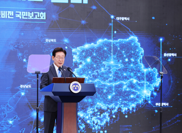 이재명 대통령이 3일 경남 진주시에서 열린 영남권 첨단산업 발전비전 국민보고회에서 축사를 하고 있다. 연합뉴스