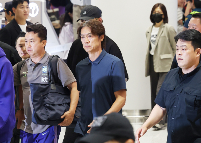 2026 북중미 월드컵 32강 진출에 실패해 한국 축구 국가대표팀에서 사퇴한 홍명보 전 감독이 30일 인천국제공항 제2여객터미널을 통해 입국하고 있다. 연합뉴스