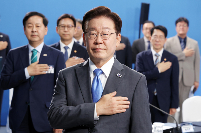 이재명 대통령이 3일 경남 진주시에서 열린 제5회 국가우주위원회에서 국민의례를 하고 있다. 연합뉴스