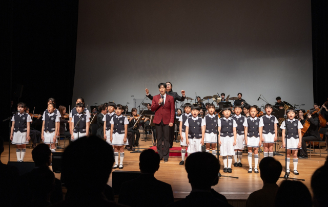 한국서부발전은 지난달 30일 충남 태안문화예술회관에서 호국보훈의 달 기념 음악회 ‘음악이 흐르는 한여름 호국보훈의 밤’을 개최했다. 지역 어린이합창단과 뮤지컬배우 손준호, 웨스턴심포니 오케스트라가 애국가를 협연하는 모습. 서부발전 제공