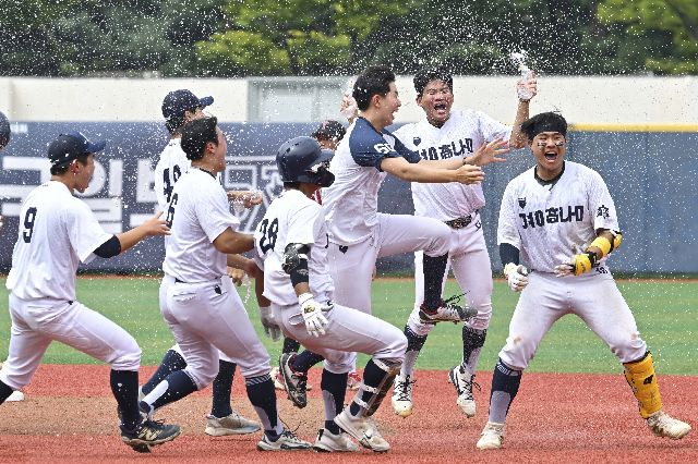 지난해 8월 31일 당시 서울 목동야구장에서 열린 제53회 봉황대기 전국고교야구대회 결승에서 경남고등학교가 마산용마고를 상대로 10회말 4번 타자 이호민(10번) 역전 결승타로 우승을 거머쥐었다. 우승이 확정되는 순간 경남고 선수들이 환호하고 있다. 부산일보DB
