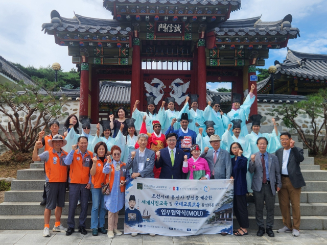 모리셔스 중등교사들이 지난 4일 양산 주진동 남강서원을 찾아 조선통신사의 역사와 정신을 배우고 전통 한복과 통신사 복식을 체험하면서 한국의 역사와 문화를 이해하는 시간을 가진 뒤 관계자들과 함께 기념사진을 찍고 있다. 양산도시문화연구소 제공