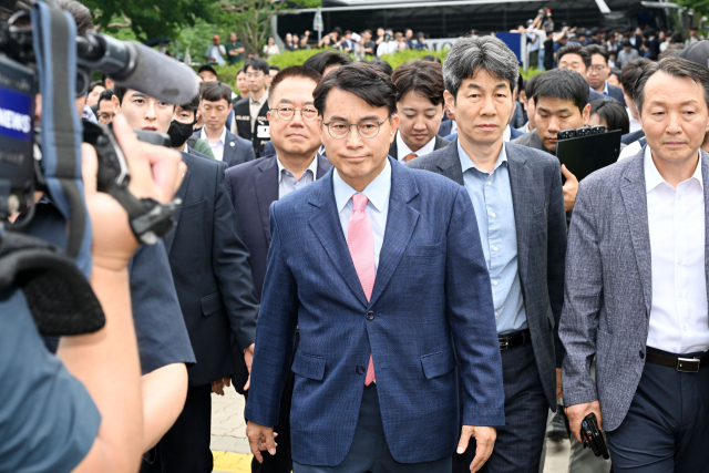 국회 '제9회 전국동시지방선거 투표용지 부족 사태 등 국민 참정권 침해 진상규명 및 선거관리 개혁을 위한 국정조사 특별위원회' 위원장인 국민의힘 윤상현 의원과 특위위원들이 지난 2일 현장 조사를 위해 서울 송파구 올림픽공원 핸드볼경기장 개표소로 향하고 있다. 연합뉴스