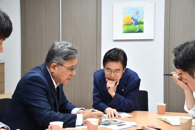 지난 1일 조경태 국회의원과 허민 국가유산청장 면담 모습. 조경태 의원실 제공