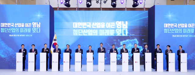 3일 경남 진주시에서 열린 영남권 첨단산업 발전비전 국민보고회 투자협약식에 참석한 기업인과 지자체장, 정부 참석자들이 세리머니 뒤 박수치고 있다. 왼쪽부터 박완수 경남지사, 이철우 경북지사, 김상욱 울산시장, 추경호 대구시장, 전재수 부산시장, 정연인 두산에너빌리티 부회장, 노태문 삼성전자 대표이사 사장, 김동관 한화그룹 부회장, 장재훈 현대차그룹 부회장, 정재헌 SK텔레콤 대표이사 사장, 문혁수 LG이노텍 사장, 구윤철 부총리 겸 재정경제부 장관, 배경훈 부총리 겸 과기정통부 장관, 김정관 산업부 장관, 박홍근 기획처 장관. 연합뉴스
