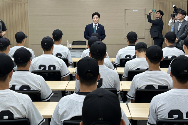김대중 전남광주통합특별시교육감이 취임 첫날인 1일 오후 광주제일고등학교를 방문해 최근 전국대회 경기에서 상대 팀인 배재고 선수단의 지역 비하성 응원으로 상처를 입은 야구부를 위로하고 있다. 연합뉴스