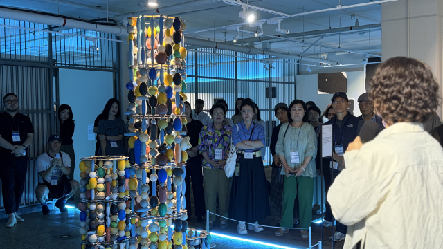부산근현대역사관은 본관 지하 1층 금고미술관에서 부산항 개항 150주년을 기념하는 ‘2050 해양수도 부산, 파도를 넘어 미래로’ 전시를 열고 있다. 사진은 이혜선 작가가 설치 작업 '유영하는 조각'을 설명하고 있다. 김은영 기자 key66@