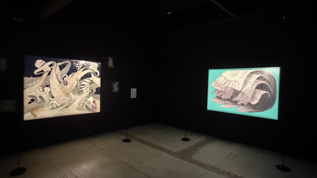 이은정의 '수평선 너머 이어지는 것들'(2026, 왼쪽)과 '차이 없는 구별'(2017). 김은영 기자 key66@