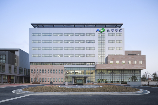 부산대 한의학전문대학원의 ‘한의학 기반 선도 융합 신경 조절 연구센터’가 6일 과학기술정보통신부의 ‘기초의과학분야 선도연구센터’ 지원사업 공모에 선정됐다. 양산시 제공