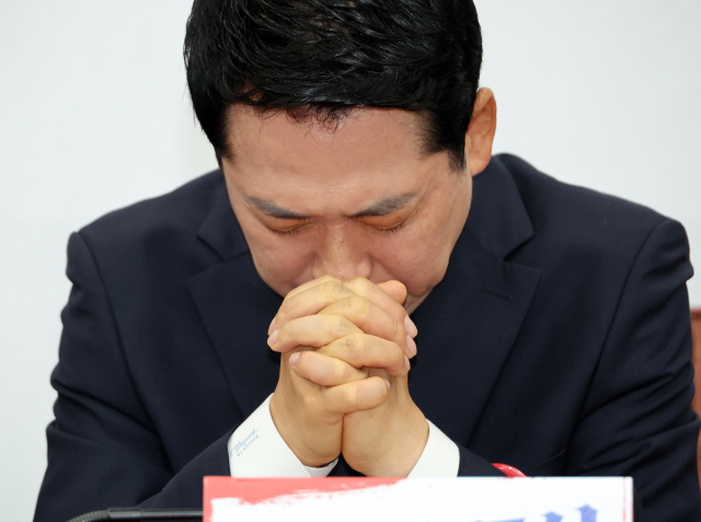 국민의힘 장동혁 대표가 6일 국회에서 열린 최고위원회의에서 잠시 생각에 잠겨 있다. 연합뉴스
