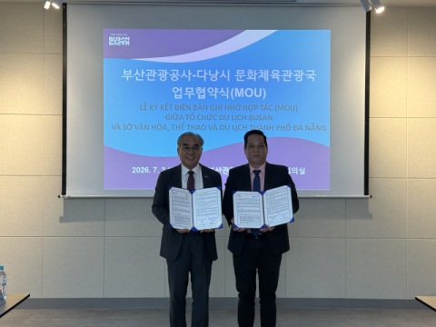 부산관광공사-다낭시 문화체육관광국 업무협약식. 왼쪽부터 부산관광공사 이정실 사장, 다낭시 문화체육관광국 반바선(VAN BA SON) 부국장. 부산관광공사 제공