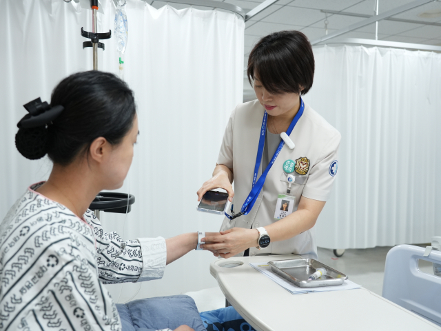동아대병원에서 간호사가 새로 도입된 AI 기반 의무기록 시스템을 이용하고 있다. 동아대병원 제공