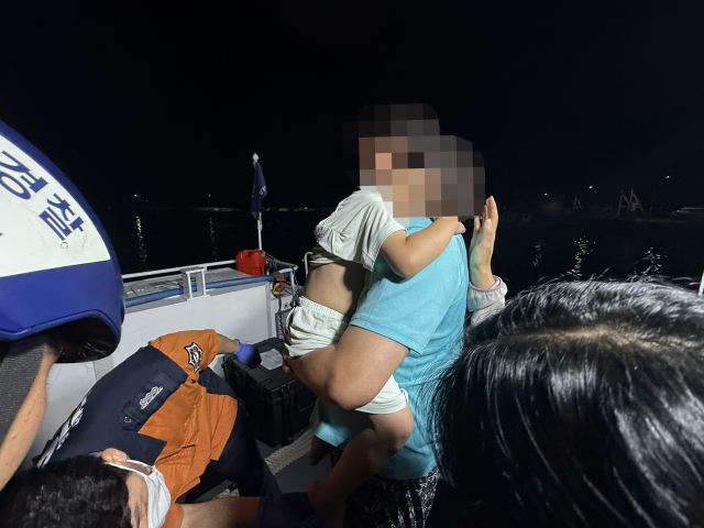 주말을 맞아 가족과 함께 통영시 욕지도로 여행와 폭죽놀이를 하던 중 다발성 화상을 입은 5살 남자아이가 해경 도움으로 육지 병원으로 이송됐다. 통영해양경찰서 제공