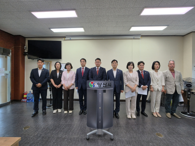 국민의힘 의원들은 6일 오후 양산시청 프레스센터에서 기자회견을 열고 “이번 의회 원구성 결과를 받아들일 수 없다”며 반발하고 있다. 김태권 기자