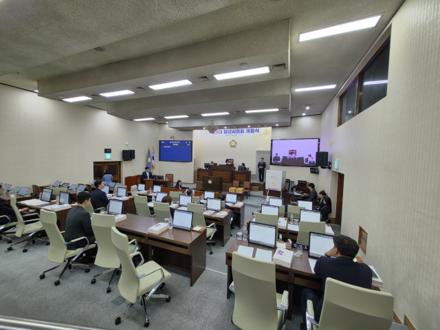 양산시의회는 6일 임시회를 열고 전반기 의장 선거를 실시했다. 하지만 2차 투표를 앞두고 국민의힘 의원들이 본회의장을 퇴장하면서 투표가 중단되고 있다. 김태권 기자