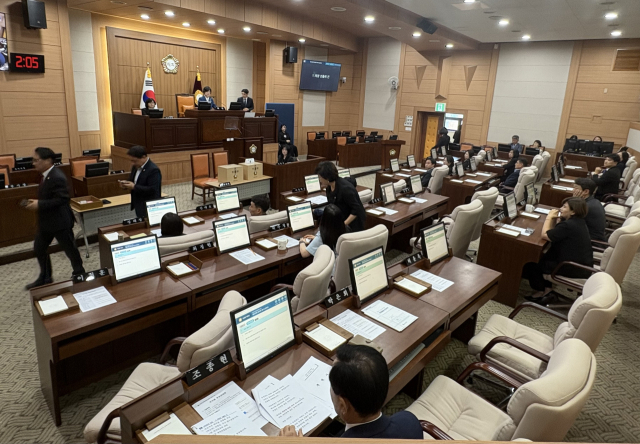 6일 김해시의회 의장 선거 직전 국민의힘 의원들이 “의장단 강제 선출”을 주장하며 자리를 떠나는 모습. 이경민 기자