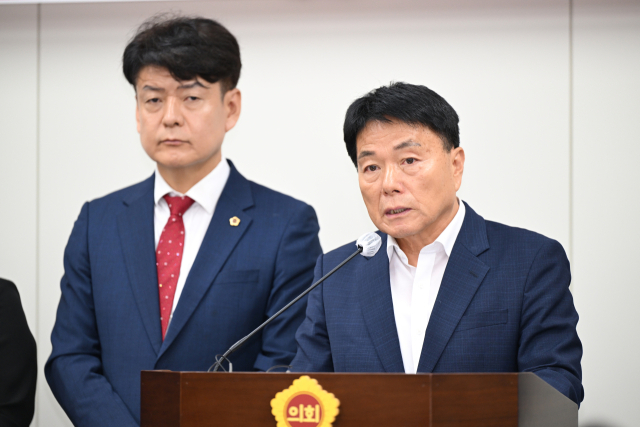 경남도의회 국민의힘 최영호 원내대표가 6일 기자회견에서 취재진 질문에 답하고 있다. 경남도의회 제공