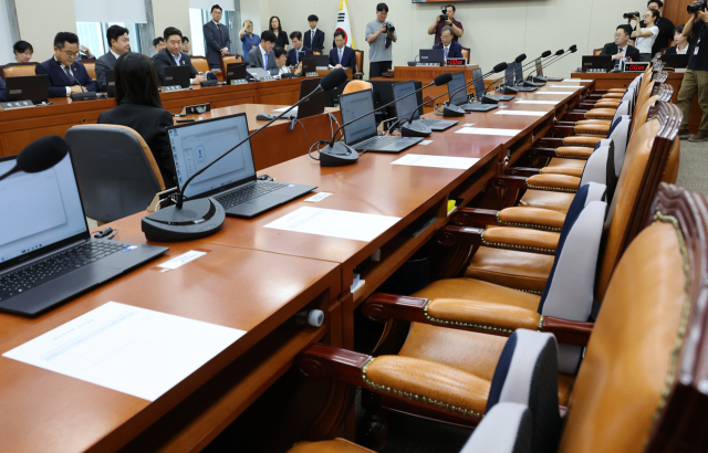 6일 국회에서 열린 정무위원회 제1차 전체회의에 국민의힘 소속 위원들이 불참해 자리가 비어 있다. 연합뉴스