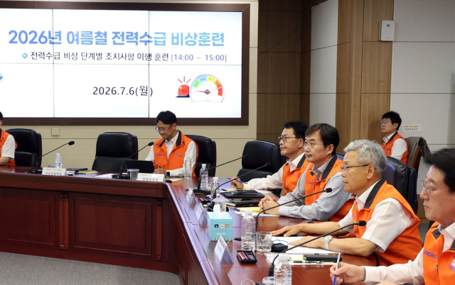 한국전력이 6일 나주 본사 재난종합상황실에서 기후부, 전력거래소 및 전국 15개 지역본부가 참여하는 ‘전력수급 비상훈련’을 실시했다(앞줄 오른쪽 두 번째 김동철 한전 사장). 한전 제공