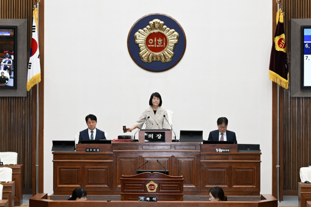 제9대 울산시의회 전반기 의장으로 선출된 이영해 시의원이 6일 임시회 1차 본회의에서 의사봉을 두드리고 있다. 울산시의회 제공