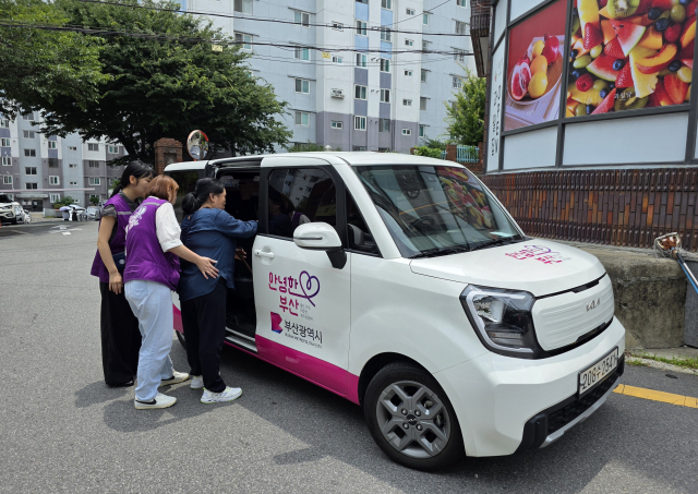 지난 3일 부산 부산진구 개금동 부산백병원에서 통합돌봄 대상자인 손용순(85) 씨가 병원동행매니저들의 도움을 받아 귀가 차량에 탑승하고 있다.