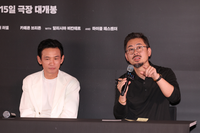 나홍진 감독이 6일 서울 강남구 삼성동 코엑스 메가박스에서 열린 영화 '호프' 시사회 및 기자간담회에서 질문에 답하고 있다. 연합뉴스