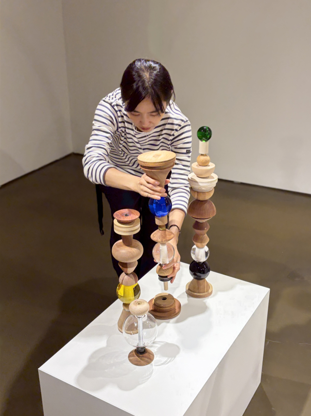전시 작품 모듈을 이리저리 옮겨서 다른 구조를 만들어도 된다는 것을 시범으로 보여주는 오유경 작가. 김은영 기자 key66@