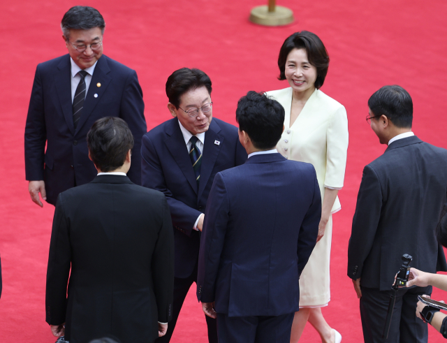 북대서양조약기구(NATO·나토) 정상회의 참석과 몽골 국빈 방문을 위해 출국하는 이재명 대통령이 7일 성남 서울공항에서 환송나온 강훈식 비서실장과 인사하고 있다. 연합뉴스