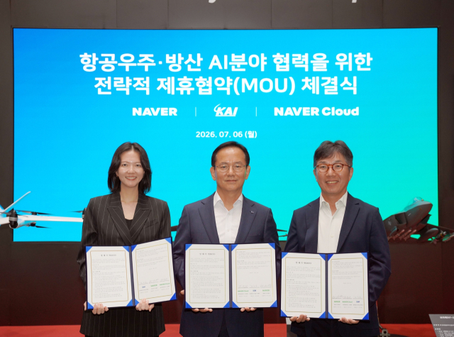 팀네이버와 한국항공우주산업(KAI)이 ‘항공우주·방산 AI분야 협력’을 위한 전략적 업무협약을 체결했다고 7일 밝혔다. (왼쪽부터) 최수연 네이버 대표, 김종출 KAI 대표이사 사장, 김유원 네이버클라우드 대표. KAI 제공
