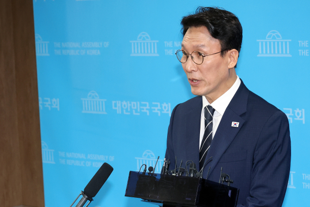 더불어민주당 당권주자인 김민석 전 국무총리가 6일 국회 소통관에서 당 대표 출마 선언 기자회견을 마친 뒤 기자들의 질의에 답하고 있다. 연합뉴스