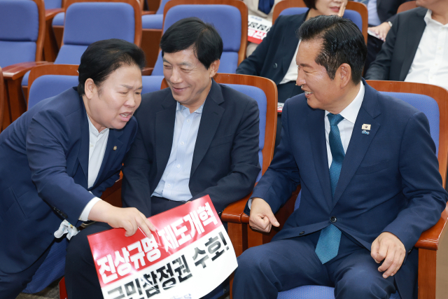 더불어민주당 정청래 전 대표가 지난달 18일 국회에서 본회의를 앞두고 열린 의원총회에 참석해 문정복·이성윤(가운데) 최고위원과 대화하고 있다. 연합뉴스