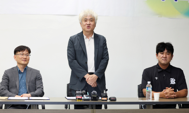 7일 오후 전남광주통합특별시 북구 광주제일고등학교 광주학생독립운동기념역사관에서 홍경표 광주일고 총동창회장(가운데)이 배재고 학생들의 선처를 바라는 광주서중·일고 총동창회의 호소 성명서를 발표하고 있다. 연합뉴스