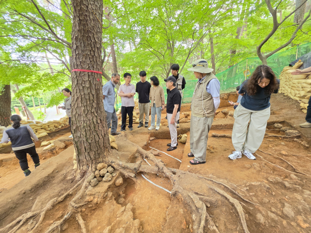 지난달 26일 부산 동래구 금강공원에서 열린 온천동 가마터(요지) 발굴조사 학술자문회의 참석자들이 발굴 현장을 둘러 보고 있다. 범시민금정산보존회 제공