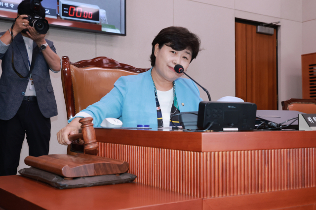2일 국회에서 열린 법제사법위원회 제1차 전체회의에서 위원장인 더불어민주당 서영교 의원이 간사 선임의 건을 상정하고 있다. 국민의힘 소속 위원들은 이날 회의에 불참했다. 연합뉴스