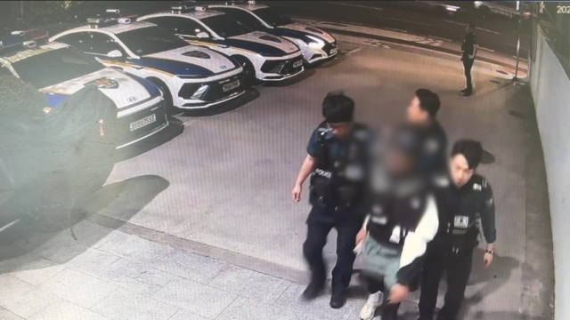 지난달 23일 부산 남구 대연동에서 교통 단속에 불응하고 두 차례 달아난 벌금 수배자가 경찰과 시민의 공조 끝에 붙잡혔다. 부산경찰청 제공