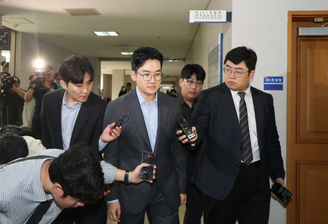 지난 6·3 지방선거에서 피습 자작극 의혹을 받는 정이한 전 개혁신당 부산시장 후보가 8일 부산지방법원에 구속 전 피의자 심문(영장실질심사)에 출석하기위해 법정에 들어서고 있다. 이재찬 기자 chan@