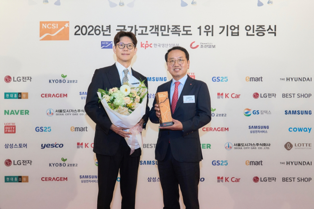 8일 서울 소공동 롯데호텔에서 열린 ‘2026년 NCSI 전자제품·유통 서비스 부문 1위 기업 인증식’에서 LG전자 김종용(오른쪽) 한국B2C그룹장(전무)과 오성택 한국마케팅커뮤니케이션담당(상무)이 11년 연속 가전·IT 부문 최다 업종 수상 기념 사진을 촬영하고 있다.