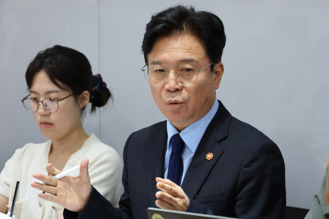 김영훈 고용노동부 장관이 27일 정부세종청사 고용노동부 기자실에서 열린 출입기자단 차담회에서 국민주권정부 1년간 이룬 성과와 삼성전자 노사문제 등 노동 현안에 대해 발언하고 있다. 연합뉴스