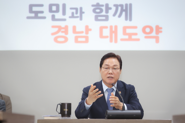 8일 박완수 경남지사가 도청 회의실에서 민선 9기 도정을 시작한 뒤 처음으로 기자간담회를 하고 있다. 경남도 제공
