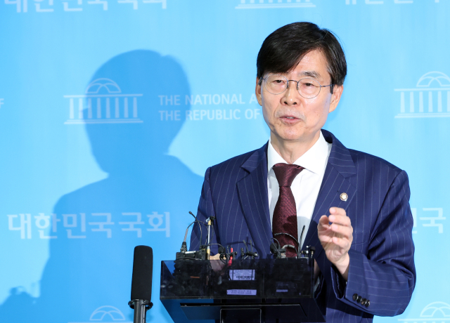 국민의힘 조경태 의원이 8일 국회 소통관에서 장동혁 당 대표에 대한 윤리위 제소 관련 기자회견을 마친 뒤 기자들의 질문에 답하고 있다. 연합뉴스