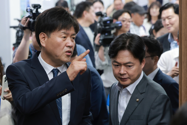 김용 전 민주연구원 부원장이 8일 국회 소통관에서 더불어민주당 최고위원 출마를 선언하기 위해 회견장으로 향하고 있다. 연합뉴스