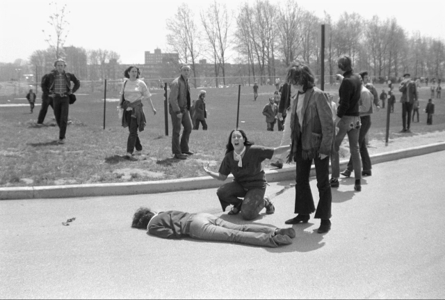존 필로, '켄트주립대 총격 사건 이후 메리 앤 베키오와 제프리 밀러'(1970). ⓒJohn Paul Filo/Nalley Daily. 비평 목적 저해상도 인용.
